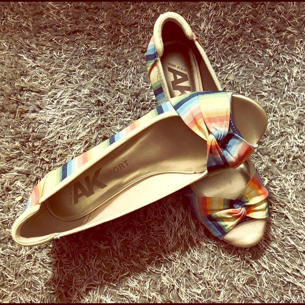 Anne Klein wedge peep toe striped shoes. Size 9.5.